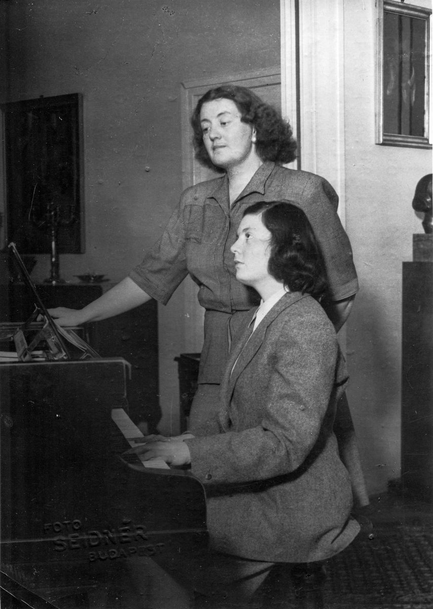 Zongoralecke a villa szalonjában, 1945 után, fotó: Seidner Zoltán, magántulajdon Zongoralecke a villa szalonjában, 1945 után, fotó: Seidner Zoltán, magántulajdon