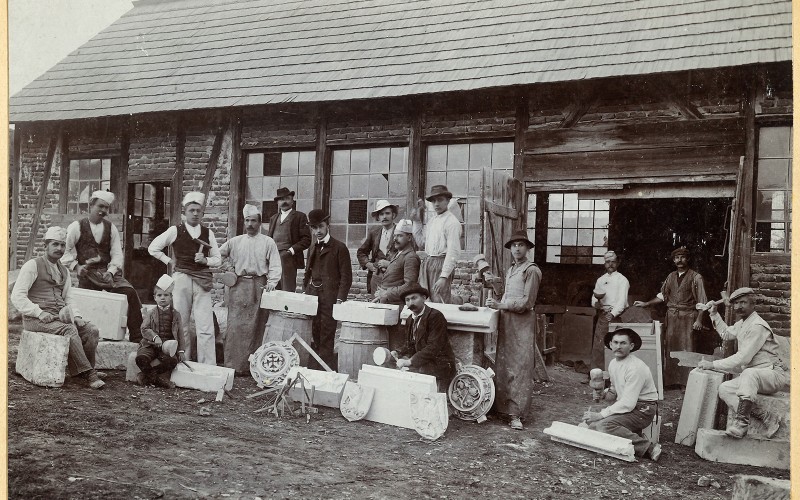 Csoportkép a vajdahunyadi várban Lux Kálmánnal, 1900 körül. Lymbus, Lux Kálmán-hagyaték, ltsz. 1722/24