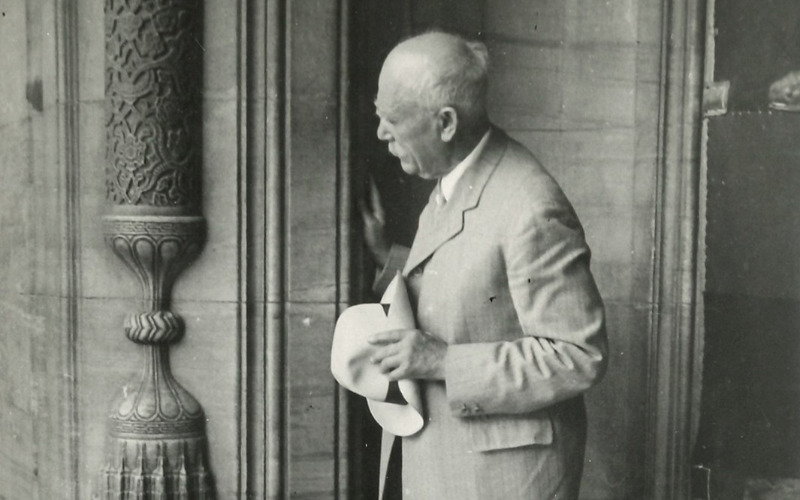 Möller István Isztambulban, a Bajazid-mecsetnél. Lymbus, ltsz. K 1899.