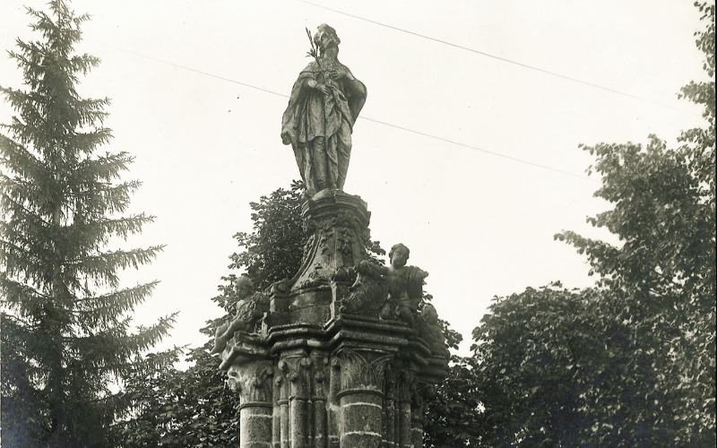 Zirc, a középkori székesegyház pillére és a Szent Imre-szobor. Lymbus, Möller István-hagyaték, 1824/16.