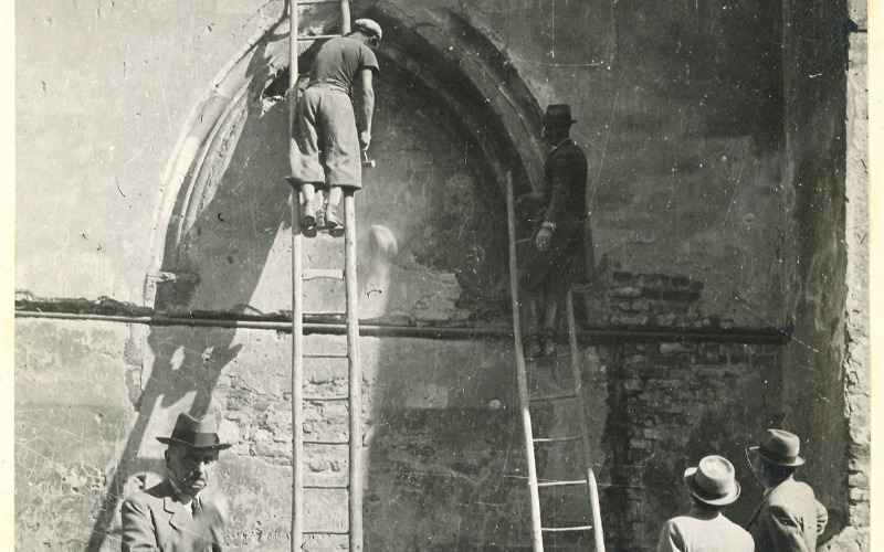 Lux Kálmán a marosvásárhelyi vártemplomnál, 1941. Lymbus, Lux Kálmán-hagyaték, ltsz. K 1954/18.