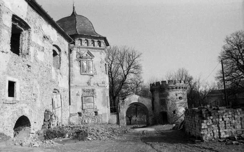123.022aN A kastély kutatás közben - év és, szerző nélkül. 