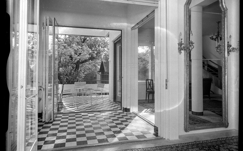 A villa télikertje