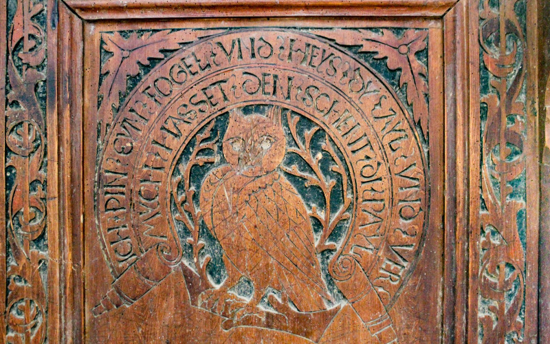 Mottóval ellátott bagolyábrázolás a szászbogácsi stallum mellvédjén, 1533 (Fotó: Kónya Anna)
