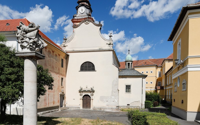 A pálos, majd piarista templom