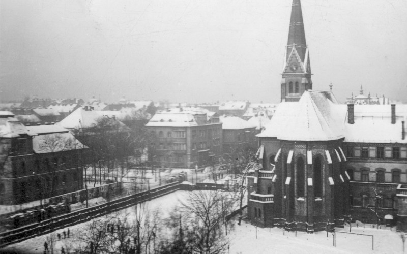A Bajza utca újonnan nyitott szakasza 1938-ban; balra a Grünwald-szanatórium, jobbra az evangélikus templom és gimnázium. Fotó: Fortepan / Stuber Andrea
