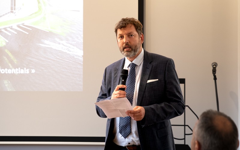 Almássy Kornél köszönti Barry Bergdollt a Walter Rózsi-villában, 2023. március 21. Fotó: F. Tóth Gábor, MÉM MDK