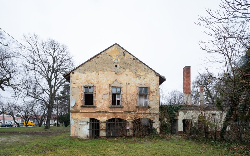 A toldaléképület déli homlokzata (Fotó: F. Tóth Gábor)