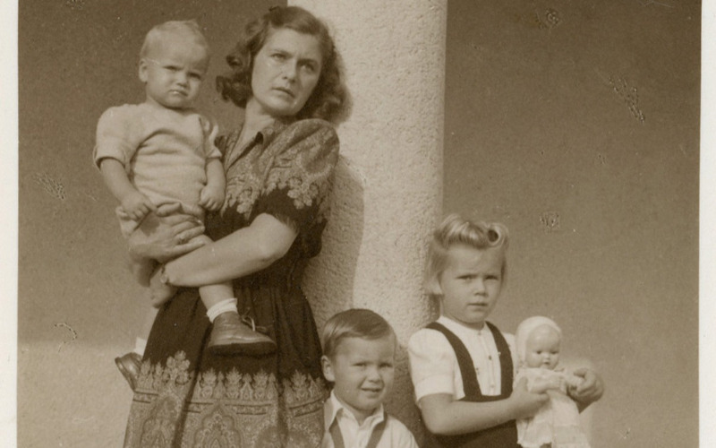 A Járitz-gyerekek édesanyjukkal a villa árkádjai alatt 1944 augusztusában. Magántulajdon