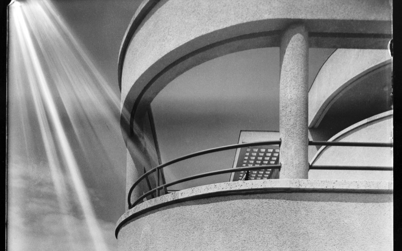 A villa árkádsora alatt ifj. Járitz István a nevelőnővel. Fotó: Seidner Zoltán, 1943. MÉM MDK Műemlékvédelmi Dokumentációs Osztály, Fotótár