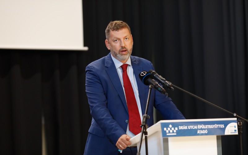 dr. Almássy Kornél, a MÉM MDK igazgatója a megnyitón