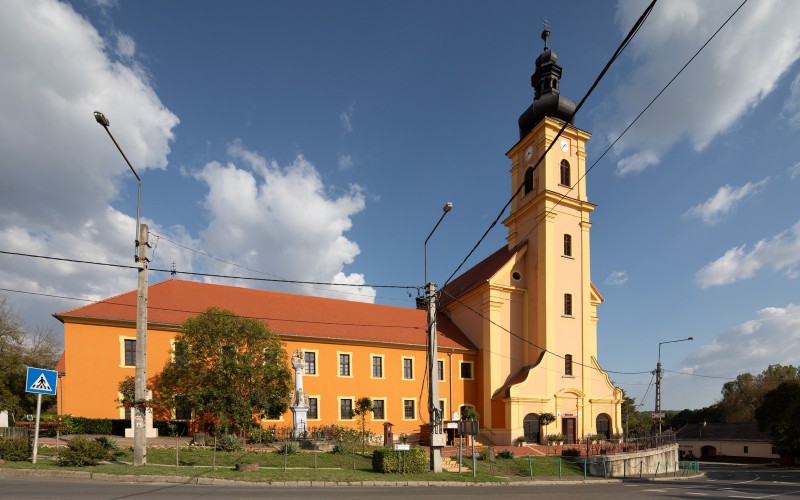 A barokk templom és kolostor a falu felől (fotó F. Tóth Gábor)