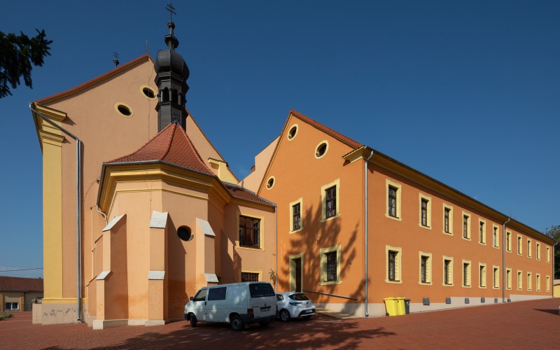 A templom későgótikus szentélye és a barokk kolotorépület keletről (fotó F. Tóth Gábor)