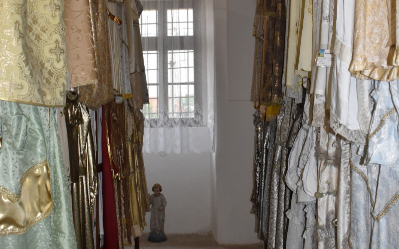 A Madonna-szobor újkori öltözetei a kolostor múzeumában (fotó Galamb Zsuzsanna)