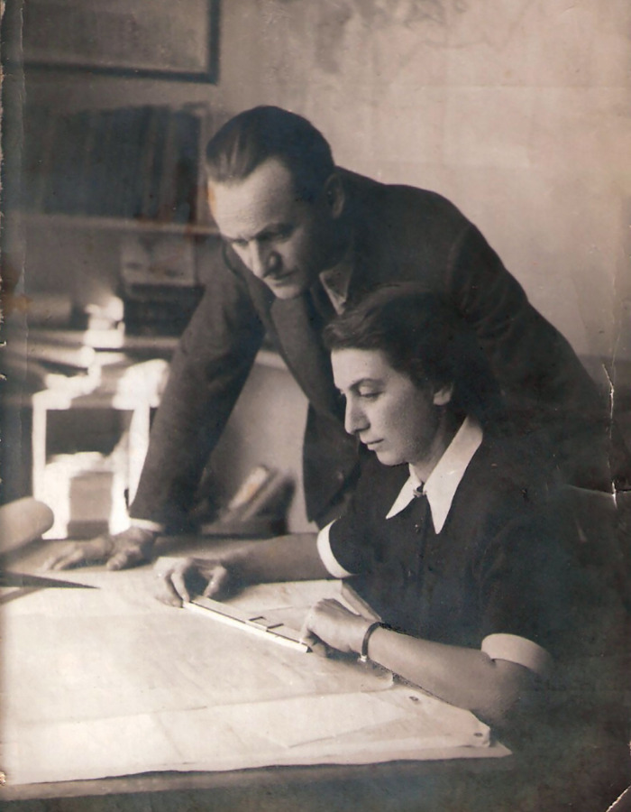 Fischer József és Pécsi Eszter a tervezőasztalnál, 1930-as évek. Magántulajdon