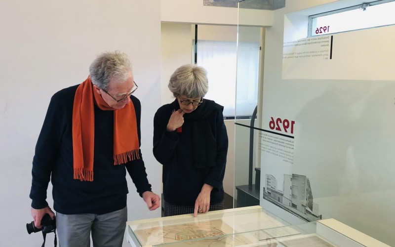 Bejárás a Weissenhofmuseum im Haus Le Corbusier épületében, Dr. Anja Krämer és Prof. em. Ferkai András. Fotó: Barki Márton