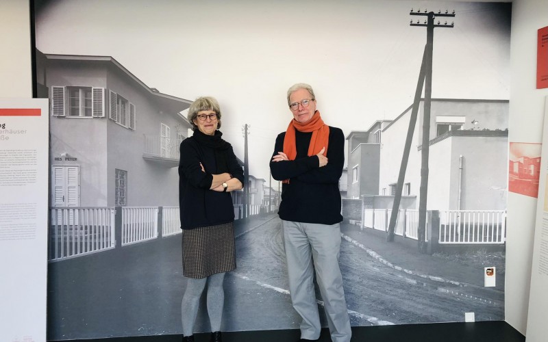 Dr. Anja Krämer és Prof. em. Ferkai András a Napraforgó utcáról rendezett kiállításban, Weissenhofwerkstatt galéria. Fotó: Barki Márton