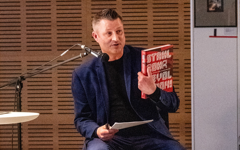 Dirk Allgaier bemutatja a „Stahlrohrrevolution! Kálmán Lengyel, Marcel Breuer, Anton Lorenz und Das Neue Möbel” című könyvet. Fotó: Dr. Ralph Fischer