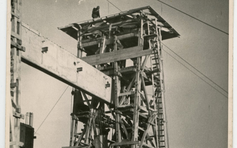 Mozgó állványzat, vélhetően a Ganz budai gyártelepén, építkezésen, 1940-es évek vége. Fotó Wolf Johanna hagyatékában, Vitányi Pál jóvoltából.