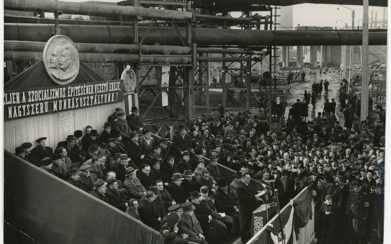 Szijártó Lajos építésügyi miniszter átadja a Sztálin Vasmű addig felépült üzemrészeit 1951. november 7-én. Kotnyek Antal fényképe, Wolf Johanna hagyatékában, Vitányi Pál jóvoltából.