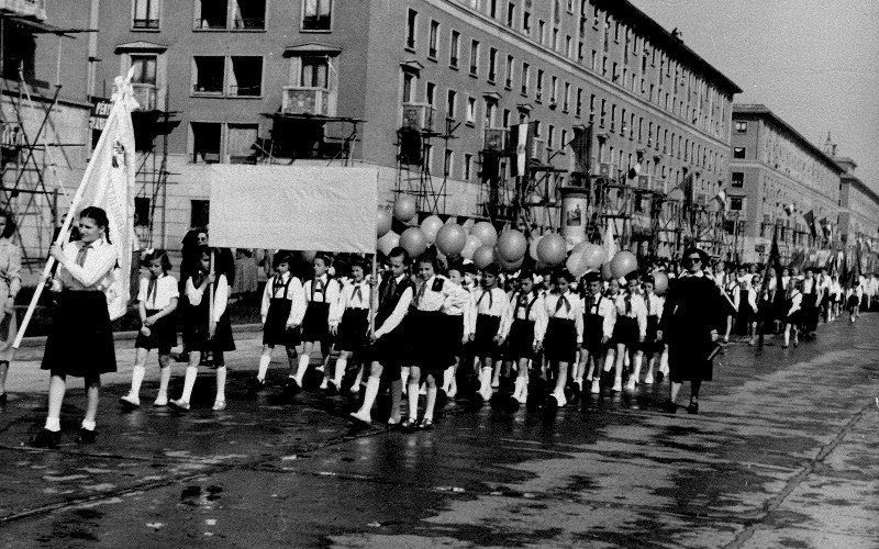 Május elsejei felvonulás a még épülő Vasmű úton, Sztálinvárosban, 1950-es évek eleje. Fotó: Sztálinváros-fotóalbum, MÉM MDK Múzeumi Osztály, Adattári gyűjtemény