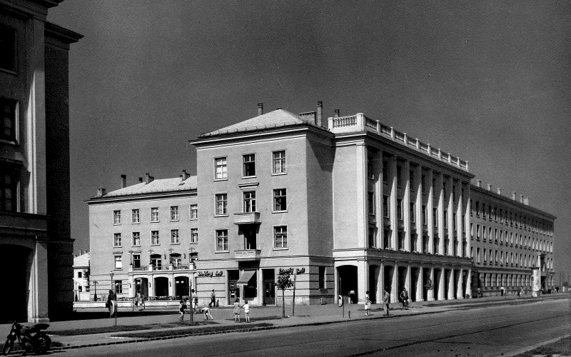 A Vasmű úton álló Vörös Csillag szálloda, Dunaújváros. Fotó: Sztálinváros-fotóalbum, MÉM MDK Múzeumi Osztály, Adattári gyűjtemény