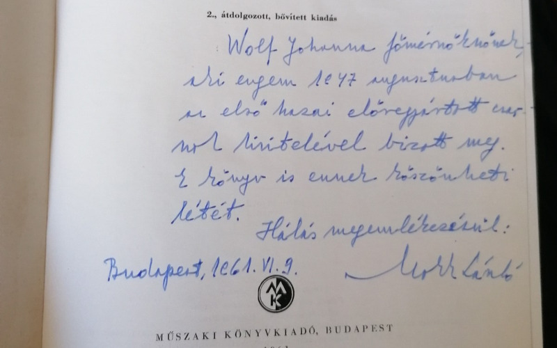 Mokk László dedikációja Wolf Johanna számára a helyszíni előregyártásról írt könyvében. Wolf Johanna hagyatéka, Vitányi Pál jóvoltából.