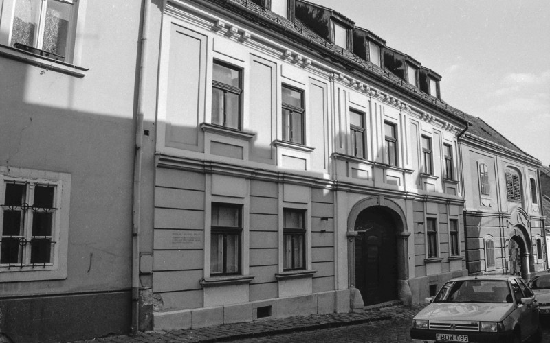 Székesfehérvár, Arany János utca 10., OMF kirendeltség. Helyreállítás: 1974. MÉM MDK Fotótár ltsz. 231.288N (Győr Attila, 2001)