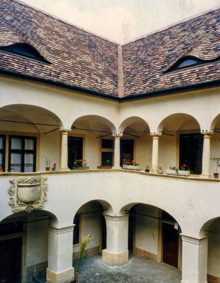 Sopron, Szent György utca 12., Eggenberg-ház, helyreállítás:1980. MÉM MDK Fotótár ltsz.  130.090N (évszám és név nélkül)
