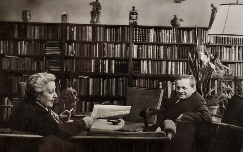 Kaesz Gyula és Lukáts Kató Petőfi téri lakásukban, 1950-es évek © Magyar Kereskedelmi és Vendéglátóipari Múzeum