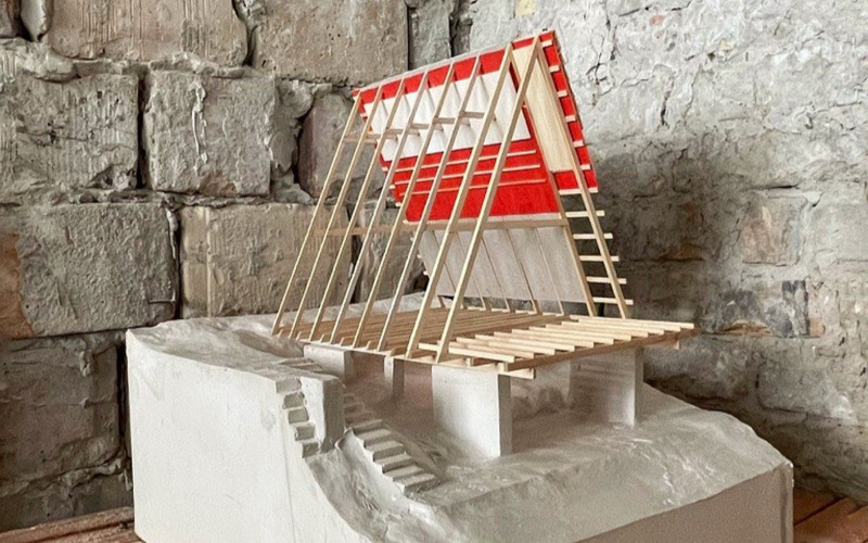 Kalászi Zoltán (Kazoda.co): A-frame. Nyaralóépület átalakítása, Nagymaros, Magyarország, 2024. A makettet készítette: Révész Tamás. Fotó: Kazoda.co 