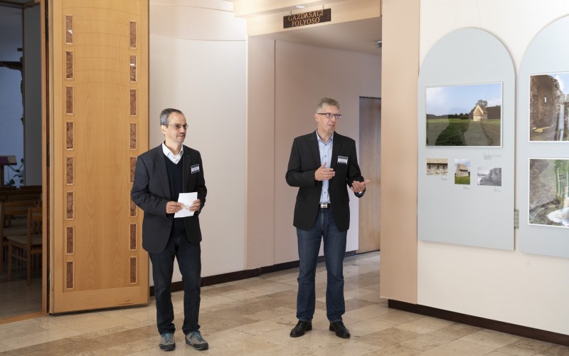 Koppány András, a Magyar Építészeti Múzeum és Műemlékvédelmi Dokumentációs Központ osztályvezető főmuzeológusa és Dr. Karlinszky Balázs, a Veszprémi Főegyházmegyei Levéltár igazgatója 
