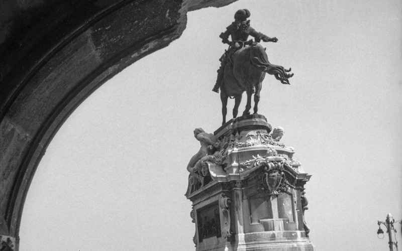 Savoyai Jenő lovasszobra a Királyi Palotánál. Fotó: Szöllősy Kálmán, 1945. MÉM MDK Fotótár ltsz. 091.153N