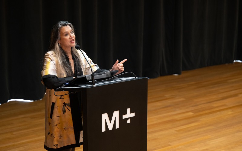 Suhanya Raffel, az M+ igazgatója köszönti az ICAM22 konferencia résztvevőit. Fotó © Felix S. C. Wong