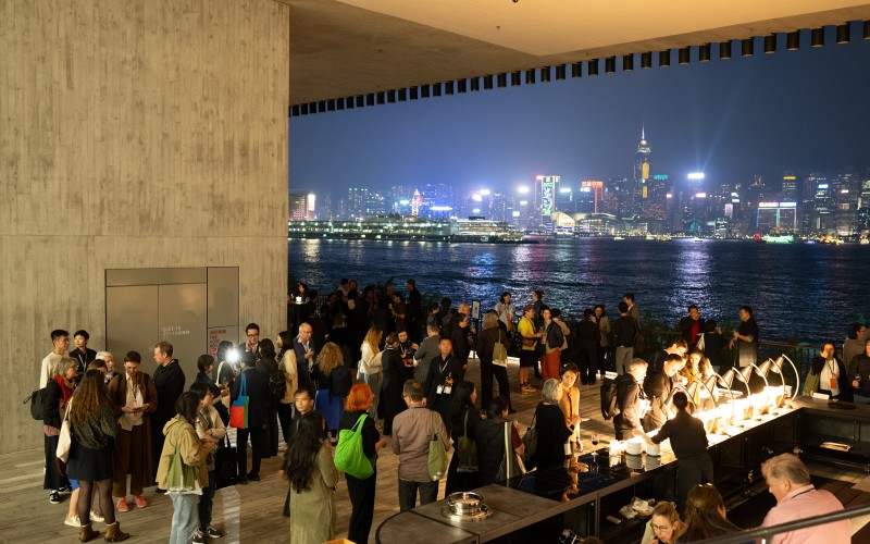 Esti fogadás az M+ Horizon Terrace-án, hongkongi panorámával. Fotó © Felix S. C. Wong