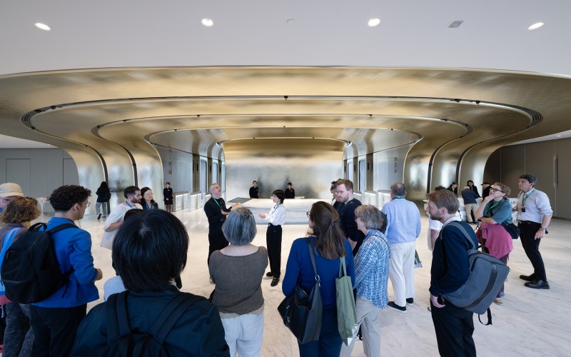 A konferencia résztvevői a Zaha Hadid Architects tervezte The Henderson irodatorony előcsarnokában. Fotó © Felix S. C. Wong