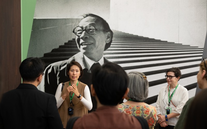 Shirley Surya, az M+ építészeti és designkurátora vezeti az ICAM22 résztvevőit az általa kurált I. M. Pei-kiállításon. Fotó © Felix S. C. Wong