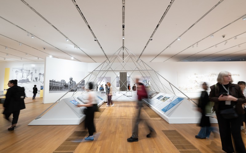 A Louvre üvegpiramisát idéző installáció az I. M. Pei-kiállításon. Fotó © Felix S. C. Wong