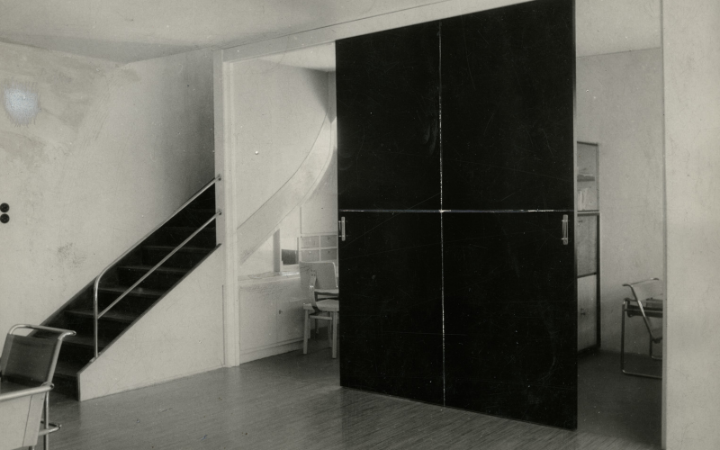 Molnár Farkas lakása a Lotz Károly utcai társasházban, a nappali fekete tolófala, 1933, fotó: Seidner Zoltán. MÉM MDK Múzeumi Osztály