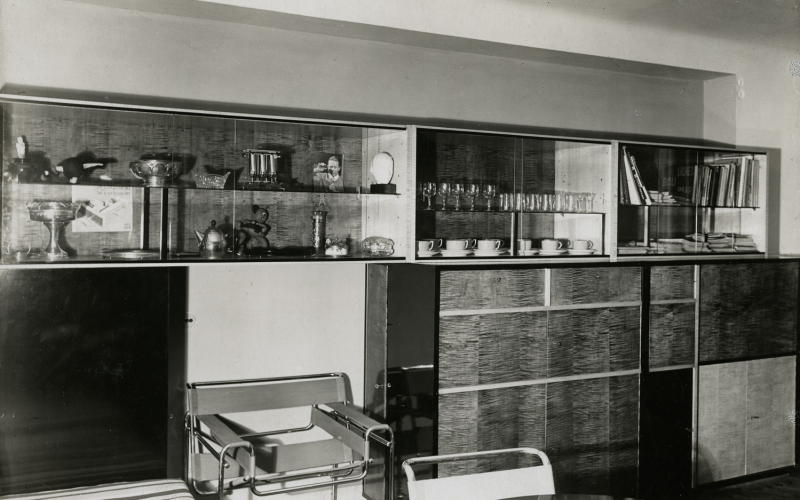 Molnár Farkas több elemből álló szekrénysora Molnár Mihály utcai lakásában, 1929–30, fotó: Bánó Ernő. MÉM MDK Múzeumi Osztály