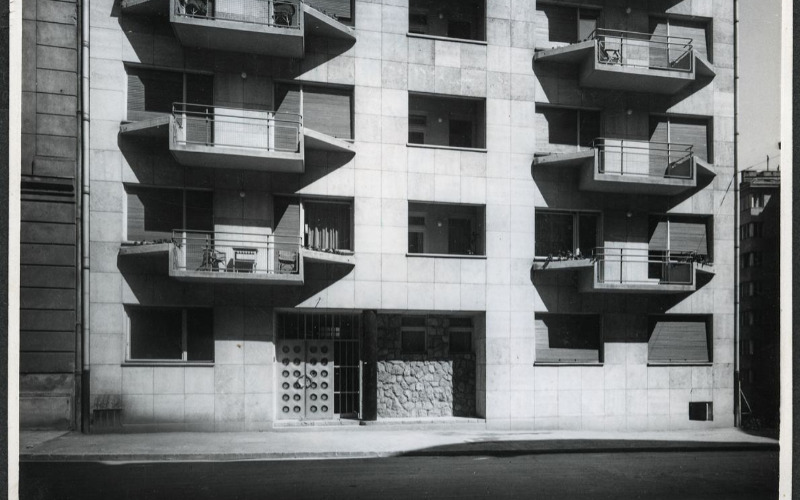 Weltzl János: Társasház, Budapest, XI. ker., Bercsényi utca 14. (1941–1942), utcai homlokzat, fotó: Kozelka Tivadar. MÉM MDK Múzeumi Osztály, Kozelka Tivadar hagyatéka