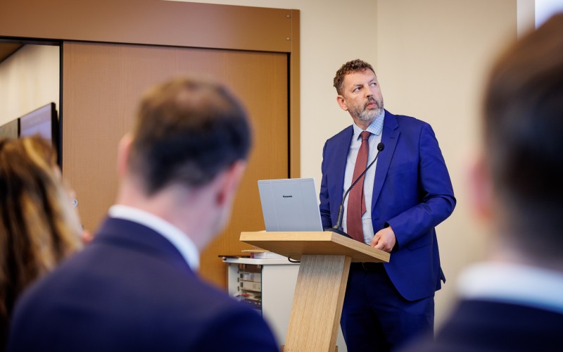Dr. Almássy Kornél, a MÉM MDK igazgatója előadást tart az oszakai világkiállításon 2025. április 28-án 