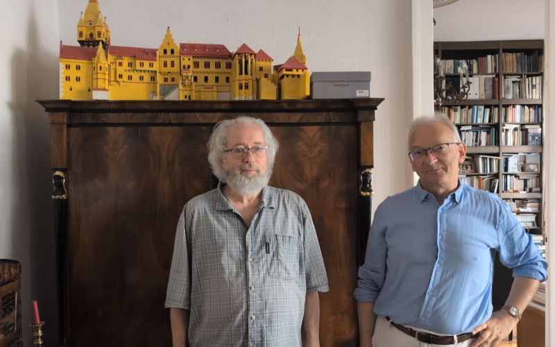 Sebő Ferenc és Ritoók Pál a Budavári Palota legómakettjével