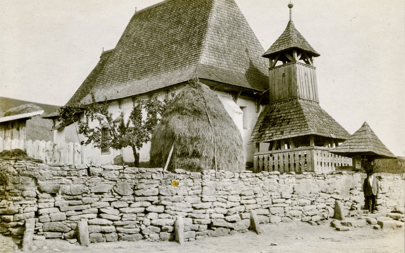 Csányi Károly: az alsótőki templom és harangláb északnyugat felől, 1912. MÉM MDK, Fotótár, ltsz. 246.047P.