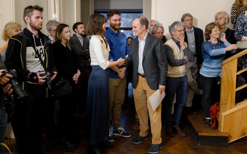 Barry Bergdoll, művészettörténész, a New York-i Columbia Egyetem professzora, Sebestyén Ágnes Anna, a Breuer-gyűjtemény kurátora, Kovács Dániel, a Breuer, Goldfinger és más magyarok. – Brutalista építészetünk itthon és odaát kiállítás kurátora, valamint F