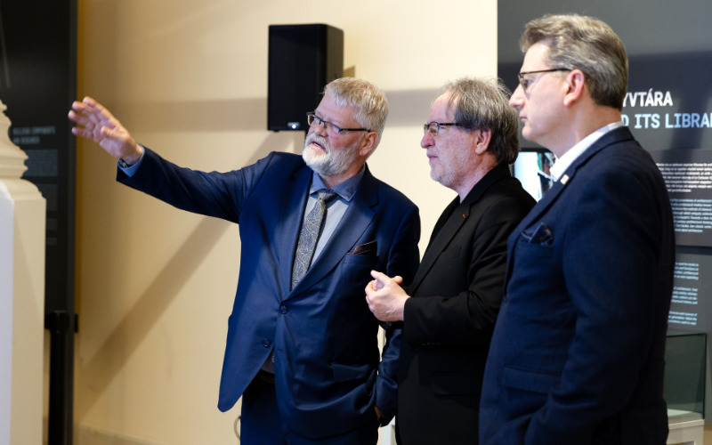 Turi Attila, az MMA elnöke, Baán László, a Szépművészeti Múzeum főigazgatója, a Liget Budapest projekt miniszteri biztosa és Richly Gábor, az MMA főtitkára a Művészetek - egy tető alatt című kiállítás megnyitóján 2026. március 27-én a Pesti Vigadóban