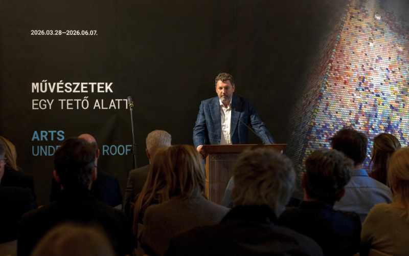 Almássy Kornél, a MÉM MDK igazgatója a Klebelsberg-mozaik című kiállítás megnyitóján a 2026. március 30-án a Pesti Vigadóban